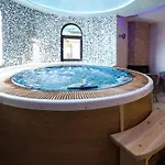 לינה וארוחת בוקר Royal Valentina Castle אוגניאנובו